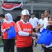 Kanwil Ditjenpas Jambi Irwan Rahmat Gumilar Saat Menyerahkan Bantuan kepada masyarakat. FOTO: IST