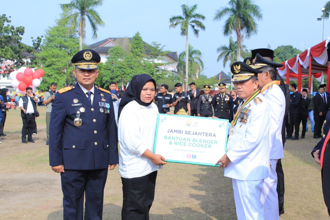 Warga binaan di Jambi yang menerima remisi bebas dan bantuan usaha yang diserahkan secara simbolis oleh Gubernur Jambi dan didampingi oleh Kanwil Ditjenpas Jambi Irwan Rahmat Gumilar. FOTO: IST