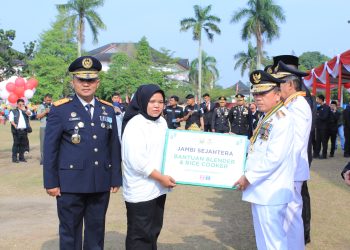 Warga binaan di Jambi yang menerima remisi bebas dan bantuan usaha yang diserahkan secara simbolis oleh Gubernur Jambi dan didampingi oleh Kanwil Ditjenpas Jambi Irwan Rahmat Gumilar. FOTO: IST