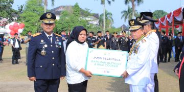 Warga binaan di Jambi yang menerima remisi bebas dan bantuan usaha yang diserahkan secara simbolis oleh Gubernur Jambi dan didampingi oleh Kanwil Ditjenpas Jambi Irwan Rahmat Gumilar. FOTO: IST