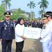 Warga binaan di Jambi yang menerima remisi bebas dan bantuan usaha yang diserahkan secara simbolis oleh Gubernur Jambi dan didampingi oleh Kanwil Ditjenpas Jambi Irwan Rahmat Gumilar. FOTO: IST