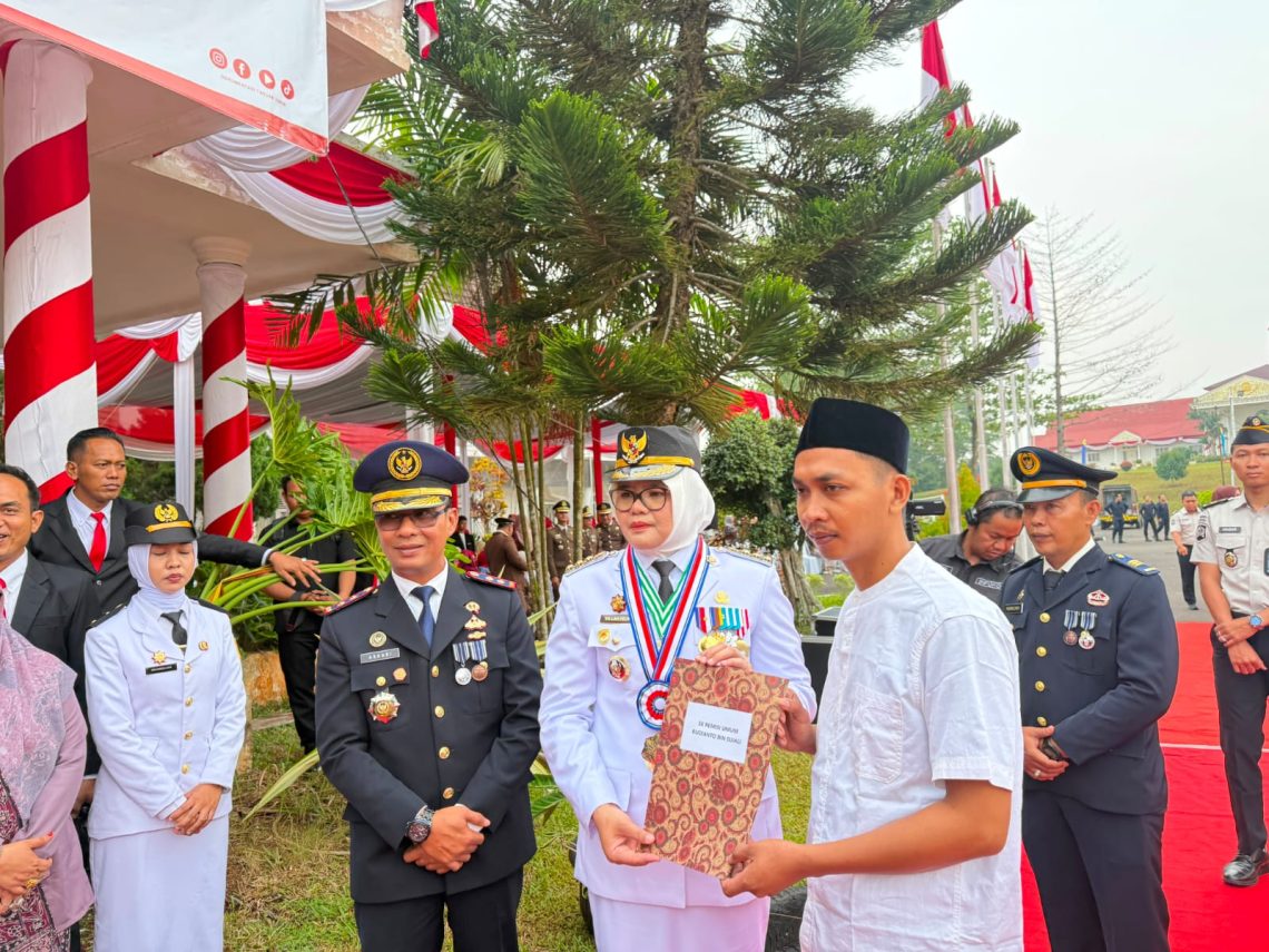 Warga binaan Lapas Kelas IIB Muara Sabak saat menerima SK remisi yang diserahkan secara simbolis oleh Bupati Tanjab Timur didampingi oleh Kalapas Askari Utomo. FOTO: IST