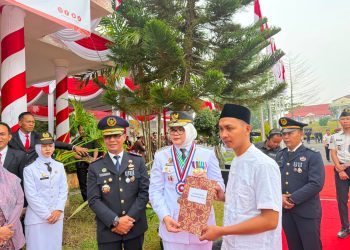 Warga binaan Lapas Kelas IIB Muara Sabak saat menerima SK remisi yang diserahkan secara simbolis oleh Bupati Tanjab Timur didampingi oleh Kalapas Askari Utomo. FOTO: IST