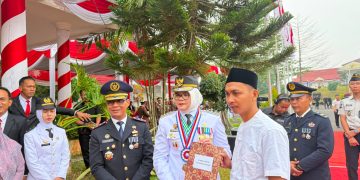 Warga binaan Lapas Kelas IIB Muara Sabak saat menerima SK remisi yang diserahkan secara simbolis oleh Bupati Tanjab Timur didampingi oleh Kalapas Askari Utomo. FOTO: IST