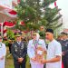 Warga binaan Lapas Kelas IIB Muara Sabak saat menerima SK remisi yang diserahkan secara simbolis oleh Bupati Tanjab Timur didampingi oleh Kalapas Askari Utomo. FOTO: IST