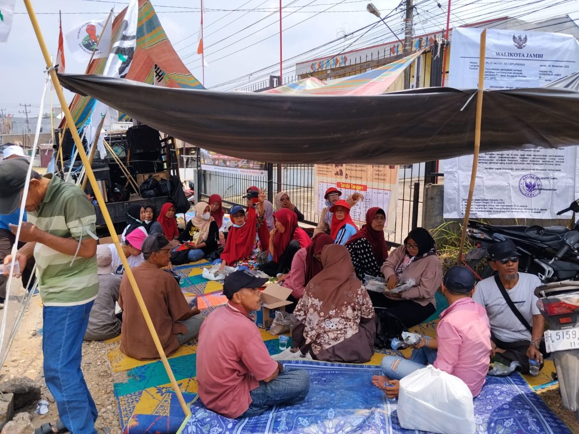 Warga Aur Duri melakukan aksi protes atas tindakan PT SAS yang tidak mematuhi kesepakatan status Quo. FOTO: IST