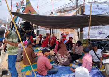 Warga Aur Duri melakukan aksi protes atas tindakan PT SAS yang tidak mematuhi kesepakatan status Quo. FOTO: IST