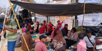 Warga Aur Duri melakukan aksi protes atas tindakan PT SAS yang tidak mematuhi kesepakatan status Quo. FOTO: IST