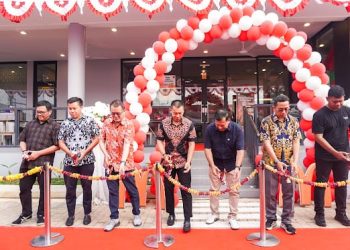 Merespons potensi pertumbuhan ekonomi Kota Batam, McDonald’s Indonesia membuka restoran baru di Kawasan Botania Garden pada Sabtu (15/08). Peresmian restoran kelima di Kota Batam ini dihadiri oleh perangkat daerah dan tokoh masyarakat setempat. FOTO : IST