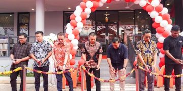 Merespons potensi pertumbuhan ekonomi Kota Batam, McDonald’s Indonesia membuka restoran baru di Kawasan Botania Garden pada Sabtu (15/08). Peresmian restoran kelima di Kota Batam ini dihadiri oleh perangkat daerah dan tokoh masyarakat setempat. FOTO : IST