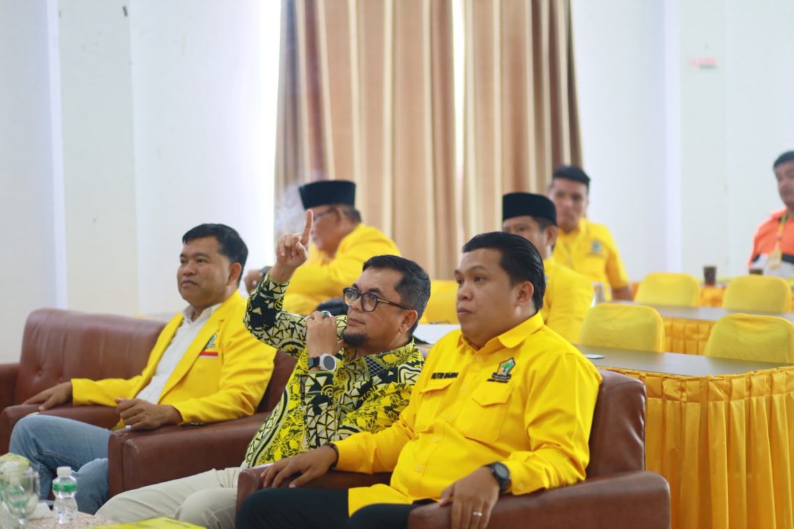 Ivan Wirata didampingi ketua Golkar Sungai Penuh terpilih, Hutri Randa dan Anggota DPRD Provinsi Jambi Dapil Sungai Penuh. FOTO: IST