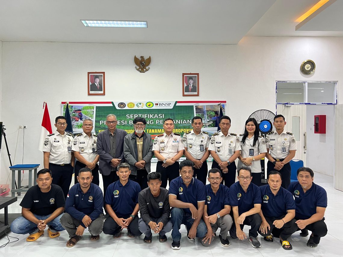 Kalapas Jambi, dan Pihak Kementrian Pertanian bersama warga binaan Lapas Jambi mengikuti pelatihan sertifikasi bidang pertanian. FOTO: IST
