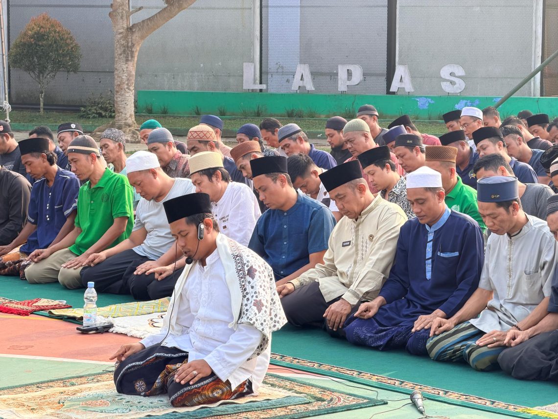 Suasana sholat Istisqo di Lapas Narkotika Muara Sabak. FOTO: IST