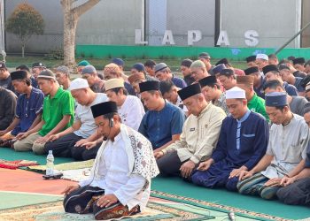 Suasana sholat Istisqo di Lapas Narkotika Muara Sabak. FOTO: IST