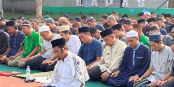 Suasana sholat Istisqo di Lapas Narkotika Muara Sabak. FOTO: IST