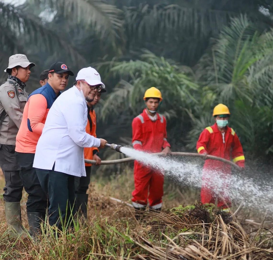 Waka I DPRD Provinsi Jambi Ivan Wirata saat turun memadamkan api Karhutla. FOTO: UCUP