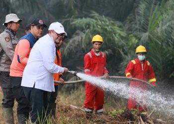 Waka I DPRD Provinsi Jambi Ivan Wirata saat turun memadamkan api Karhutla. FOTO: UCUP
