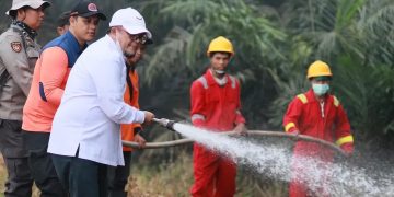 Waka I DPRD Provinsi Jambi Ivan Wirata saat turun memadamkan api Karhutla. FOTO: UCUP