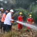 Waka I DPRD Provinsi Jambi Ivan Wirata saat turun memadamkan api Karhutla. FOTO: UCUP