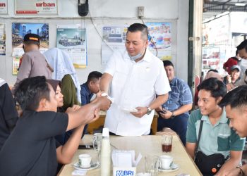 Kemas Faried Alfarelly saat berinteraksi dengan masyarakat sembari memberikan bantuan masker. FOTO: IST