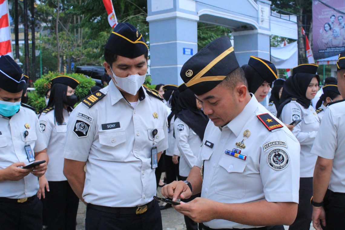 Tegaskan Komitmen Bersih dari Judi Online, Kakanwil Ditjenpas Jambi Sidak Ponsel Pegawai. FOTO: IST