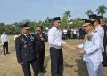 Gubernur Jambi didampingi oleh Kanwil Ditjenpas Jambi Irwan Rahmat Gumilar menyerahkan SK remisi kepada warga binaan. FOTO: IST