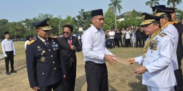 Gubernur Jambi didampingi oleh Kanwil Ditjenpas Jambi Irwan Rahmat Gumilar menyerahkan SK remisi kepada warga binaan. FOTO: IST