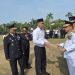 Gubernur Jambi didampingi oleh Kanwil Ditjenpas Jambi Irwan Rahmat Gumilar menyerahkan SK remisi kepada warga binaan. FOTO: IST