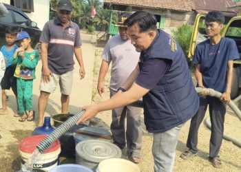Penyaluran air bersih bagi warga Desa puding Kumpeh Muaro Jambi oleh PNKT. FOTO: OYI