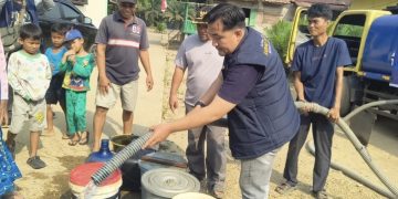 Penyaluran air bersih bagi warga Desa puding Kumpeh Muaro Jambi oleh PNKT. FOTO: OYI