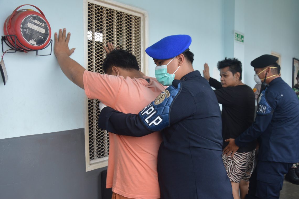 Ka KPLP Lapas Sabak saat merazia warga binaan. FOTO: IST