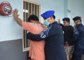 Ka KPLP Lapas Sabak saat merazia warga binaan. FOTO: IST