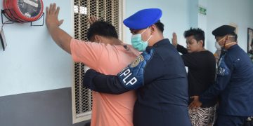 Ka KPLP Lapas Sabak saat merazia warga binaan. FOTO: IST
