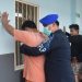 Ka KPLP Lapas Sabak saat merazia warga binaan. FOTO: IST