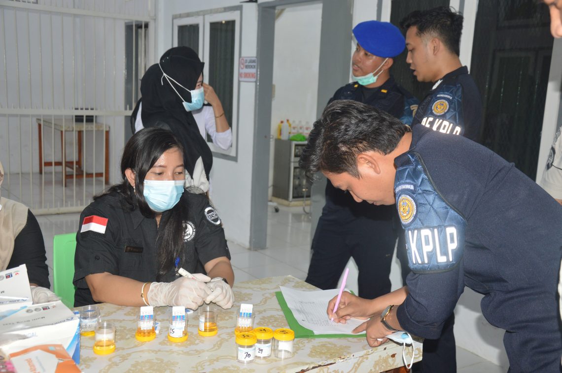 Petugas saat lakukan cek urine untuk tes narkoba. FOTO: IST Lapas