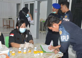 Petugas saat lakukan cek urine untuk tes narkoba. FOTO: IST Lapas