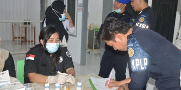 Petugas saat lakukan cek urine untuk tes narkoba. FOTO: IST Lapas