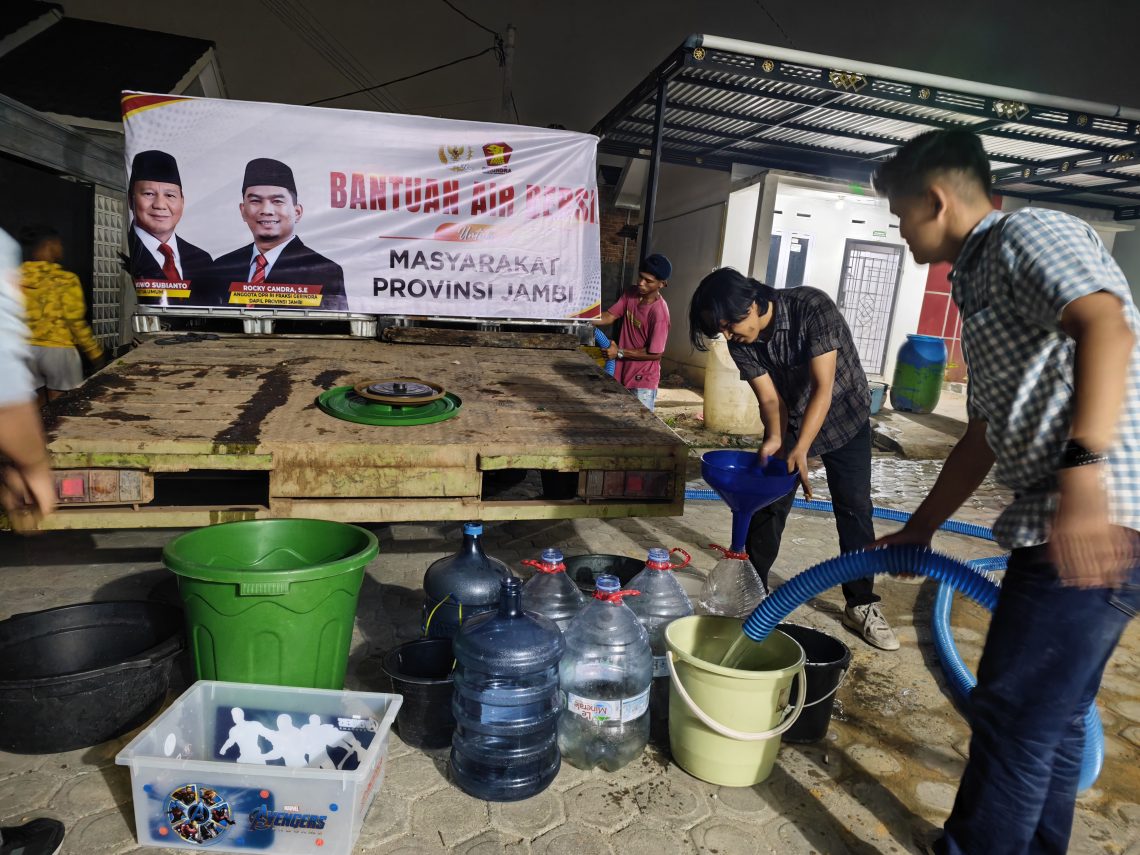 Bantuan Rocky Candra kepada warga Rawasari dampak dari kekeringan. FOTO: IST