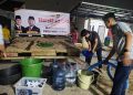Bantuan Rocky Candra kepada warga Rawasari dampak dari kekeringan. FOTO: IST
