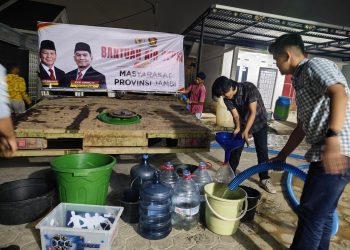 Bantuan Rocky Candra kepada warga Rawasari dampak dari kekeringan. FOTO: IST