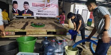 Bantuan Rocky Candra kepada warga Rawasari dampak dari kekeringan. FOTO: IST