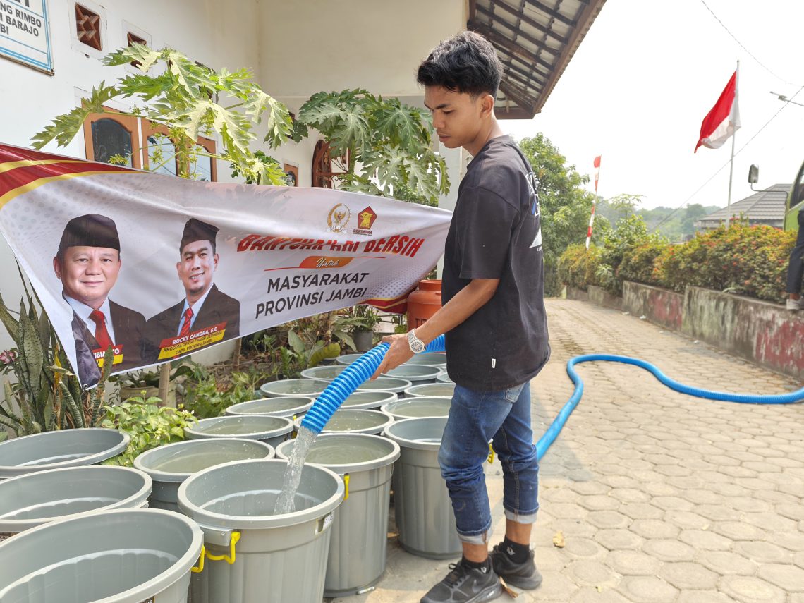 Penyaluran air bersih bagi warga di tengah ancaman kekeringan di musim kemarau oleh Rocky Candra. FOTO: IST