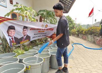 Penyaluran air bersih bagi warga di tengah ancaman kekeringan di musim kemarau oleh Rocky Candra. FOTO: IST
