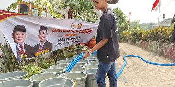Penyaluran air bersih bagi warga di tengah ancaman kekeringan di musim kemarau oleh Rocky Candra. FOTO: IST