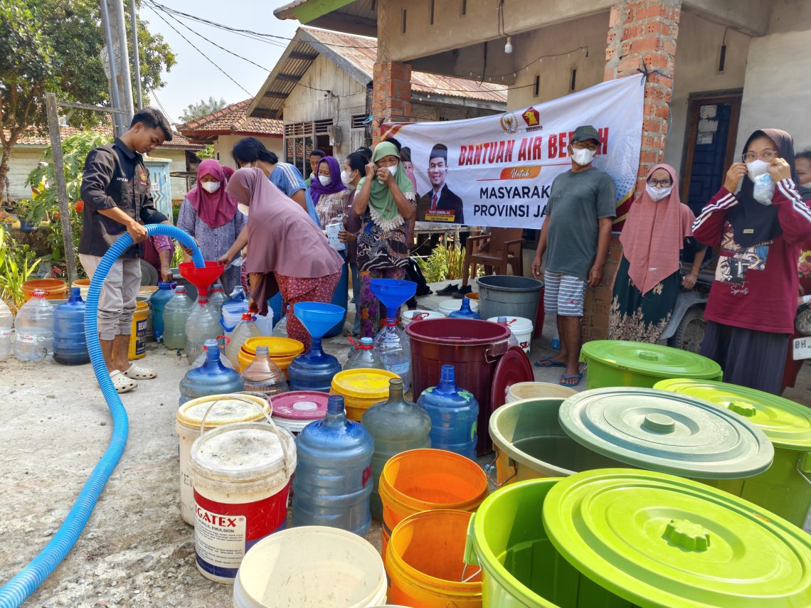 Hampir Dua Pekan Kekeringan, 10.000 Liter Air Bersih Disalurkan Rocky Candra ke Kumpeh Ulu. FOTO: IST