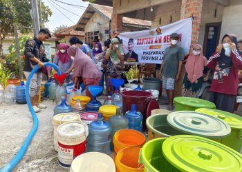 Hampir Dua Pekan Kekeringan, 10.000 Liter Air Bersih Disalurkan Rocky Candra ke Kumpeh Ulu. FOTO: IST