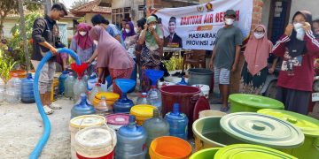 Hampir Dua Pekan Kekeringan, 10.000 Liter Air Bersih Disalurkan Rocky Candra ke Kumpeh Ulu. FOTO: IST