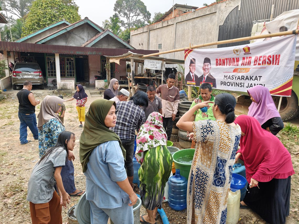 Dari Kumpeh ke Seberang, Rocky Candra Bergerak Cepat Salurkan Air Bersih untuk Warga Tahtul Yaman. FOTO: IST
