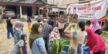 Dari Kumpeh ke Seberang, Rocky Candra Bergerak Cepat Salurkan Air Bersih untuk Warga Tahtul Yaman. FOTO: IST