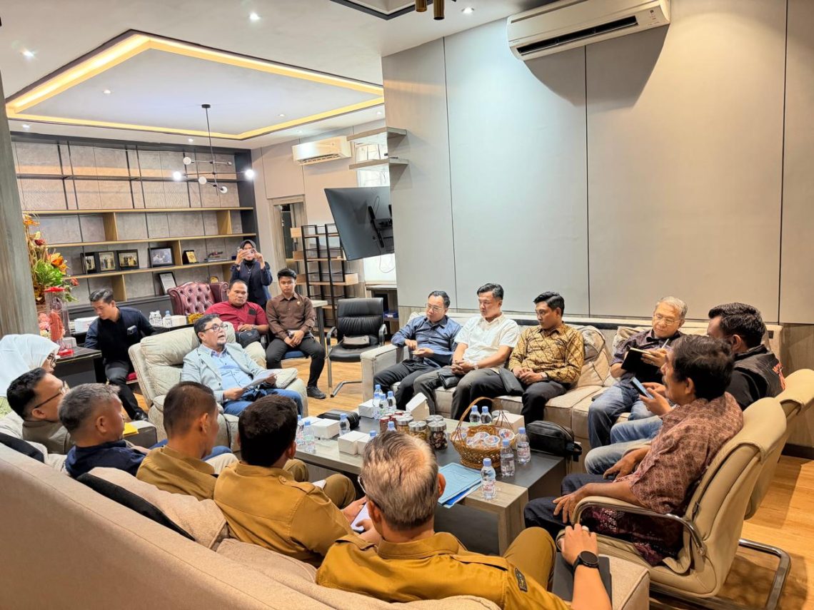 RDP yang difasilitasi oleh Waka I DPRD Provinsi Jambi dan ketua komisi IV DPRD Provinsi Jambi bersama LBH Makalam dan PT Batu Mamak Serasi. FOTO: UCUP